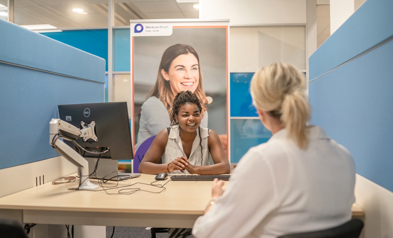 Een adviseur met een inwoner in gesprek over loopbaanondersteuning in een werkcentrumlocatie in Regio Zwolle
