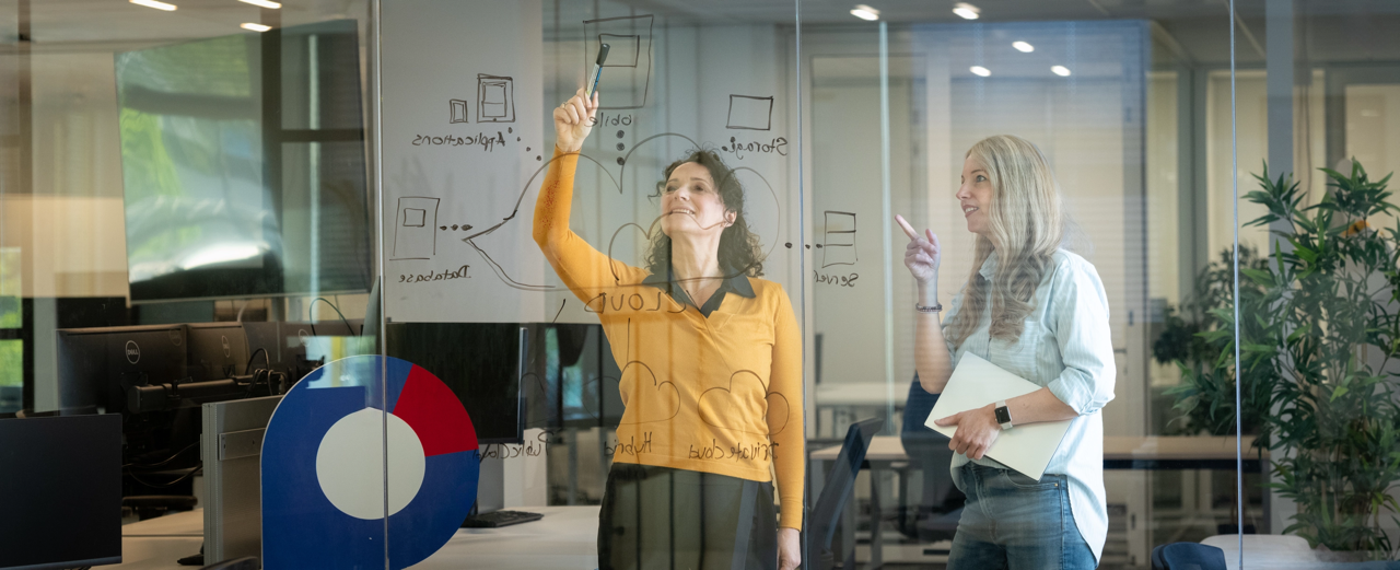 ICT manager in overleg op glas met whiteboardstift